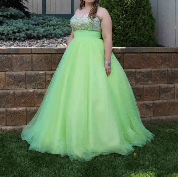 Graduation/Prom/Formal Gown - Picture 2 of 11